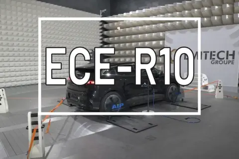 Voiture noire dans une chambre anéchoïque pour la certification ECE-R10.
