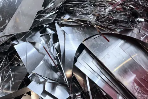Stos złomu aluminium, który może wpłynąć na to, ile kosztuje kilogram aluminium.