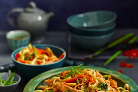 Makaron Chow Mein: Z czym jeść? Sekrety smaku i idealnej tekstury.