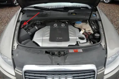 Audi A6 C6: Gdzie podłączyć prostownik? Uniknij błędów BEM!