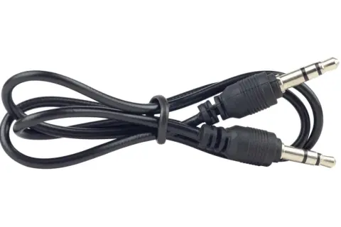 Schwarzes Aux-Kabel mit zwei 3,5-mm-Klinkensteckern. Es erklärt, was Aux-In bedeutet: die Verbindung für Audio.