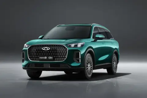 Elegancki, zielony SUV Chery Tiggo 9 Plug-in Hybrid prezentuje się nowocześnie na tle szarym.