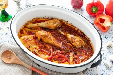 Délicieux poulet paprika au four, mijoté avec des poivrons colorés. Une recette simple et savoureuse pour un repas réconfortant.