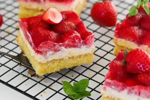 Omas Erdbeerkuchen vom Blech: saftiger Boden, cremige Schicht und frische Erdbeeren unter glänzendem Tortenguss. Ein Genuss!