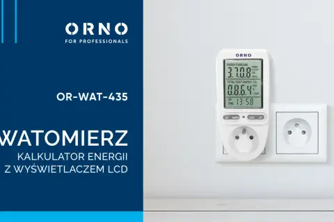 Biały miernik energii ORNO OR-WAT-435 podłączony do gniazdka, pokazuje pobór mocy i koszty energii.