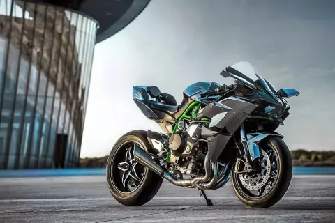 Kawasaki H2R, symbol mocy i ekstremalnego przyspieszenia 0-100. Czarny, sportowy motocykl z zielonymi akcentami, gotowy do szaleństwa.