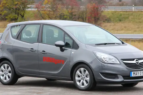 Grå Opel Meriva parkerad utomhus. Texten "Vi Bilägare" syns på sidan, kanske en hint om potentiella opel meriva problemi som testas.