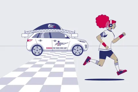 Biegaczka w słuchawkach biegnie obok samochodu z logo Wings for Life. To bieg dla tych, którzy nie mogą, w ramach Wings for Life 2026.