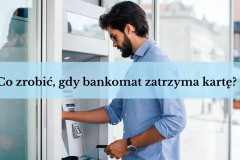 Mężczyzna z kartą w ręku przy bankomacie, zastanawia się, co zrobić, gdy bankomat zatrzyma kartę.