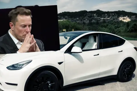 Elon Musk, wizjoner stojący za tym, kto produkuje Tesla, zamyślony nad białym Teslą Model Y na tle krajobrazu.