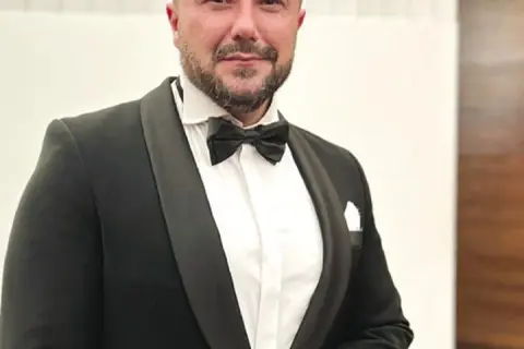 Mirosław Niewiadomski tenor – ile ma lat i co osiągnął w karierze?