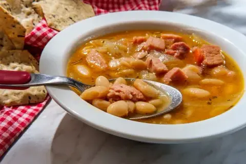 Zupa fasolowa: Przepis krok po kroku zawsze miękka i pyszna!