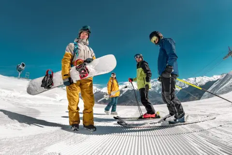Grupa narciarzy i snowboardzistów na stoku, idealne miejsce, gdzie na narty za granicę.