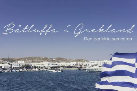 Båtluffa i Grekland: en idyllisk hamn med vita hus, båtar och en grekisk flagga i förgrunden. Den perfekta semestern väntar!