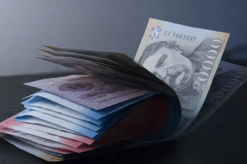 Stos banknotów, w tym 20 000 forintów, pokazuje, jaka waluta na Węgrzech jest w obiegu.