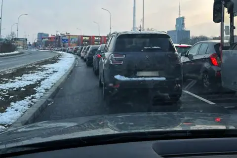 Korek na Wisłokostradzie w Rzeszowie. Długi sznur samochodów w zimowy dzień.