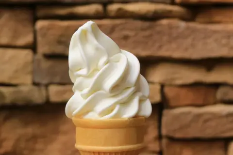Cremiges Eis wie Sahne im Waffelhörnchen, perfekt für ein einfaches Eis wie Sahne Rezept.