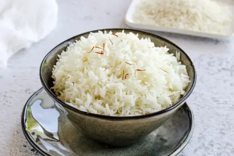 Arroz basmati esponjoso y aromático, perfecto para acompañar tus platos. Aprende como hacer arroz basmati.