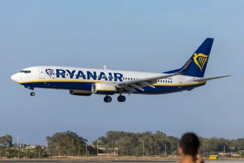 Samolot Ryanair ląduje. Zastanawiasz się, ile wcześniej trzeba być na lotnisku Ryanair?