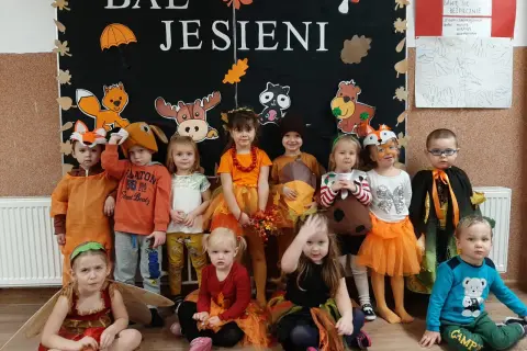 Dzieci w jesiennych strojach na balu jesieni. Wesołe stroje lisów, jeży, muchomorów i innych leśnych stworzeń.