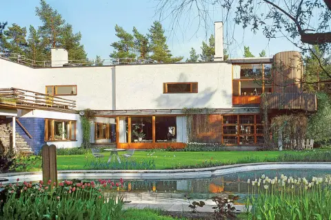 Villa Mairea, modernistyczna willa z basenem i ogrodem, otoczona sosnami.