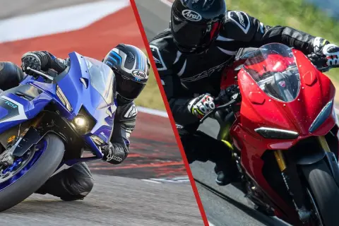 Dos pilotos en sus superbikes, una azul y otra roja, toman una curva en circuito. La cilindrada superbike se siente en cada inclinación.