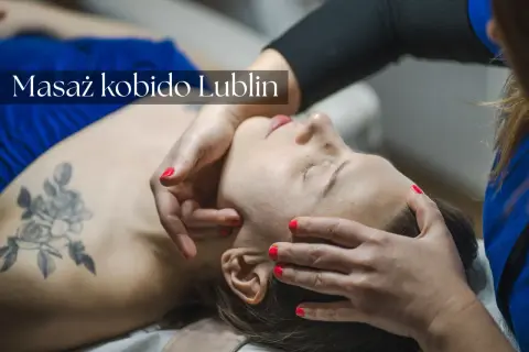 Delikatny masaż twarzy kobido w Lublinie. Dłonie terapeuty wykonują relaksujące ruchy, przynosząc ukojenie i odprężenie.