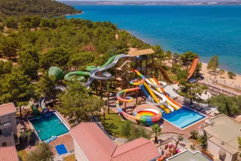 Wodne szaleństwo w otoczeniu natury! Ten long beach club oferuje mnóstwo atrakcji, a opinie gości potwierdzają jego wyjątkowość.