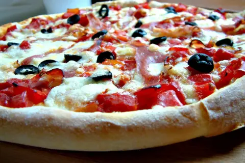 Ile kalorii ma pizza 45 cm? Zaskakujące różnice w kaloryczności