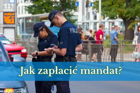 Dwóch policjantów w mundurach przy samochodzie, jeden spisuje coś na kartce. Tekst: "Jak zapłacić mandat?".
