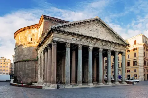 La basilica di Santa Maria ad Martyres, il Pantheon, con il suo portico colonnato e la cupola imponente, si erge maestosa sotto un cielo azzurro.
