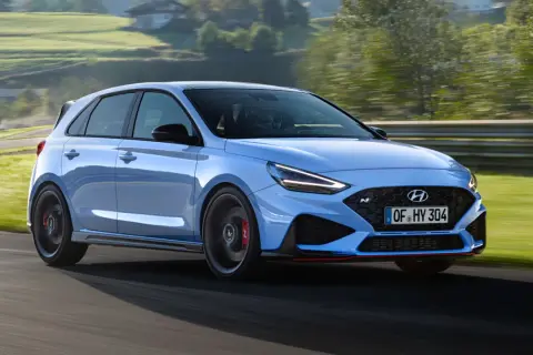 Hyundai i30 N azul en carretera, con un diseño deportivo y agresivo. El consumo de este coche es impresionante.