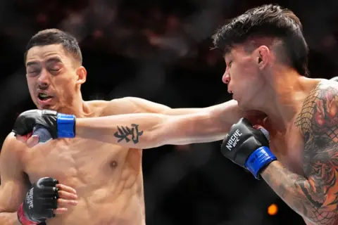 Ignacio Bahamondes träffas av ett slag i ansiktet under en intensiv MMA-match.