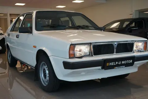 Vit Lancia Delta, en klassiker som påminner om Saab-eranens design.