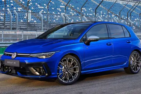 La Golf 8 R, avec ses nombreux chevaux, est prête à rugir sur le circuit, ses sièges bleus en arrière-plan attendant les spectateurs.