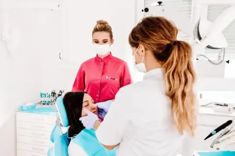 Dentysta a stomatolog: Czy to ten sam zawód? Rozwiewamy wątpliwości
