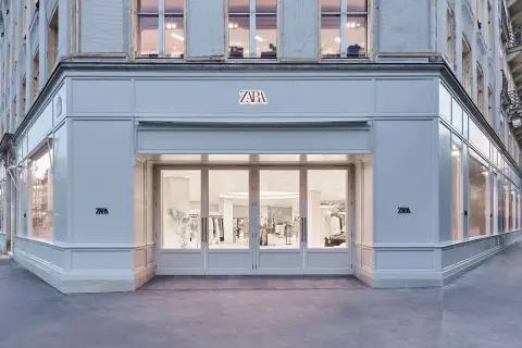 Façade d'un magasin Zara, une des marques d'Inditex, avec ses grandes vitrines et son entrée lumineuse.