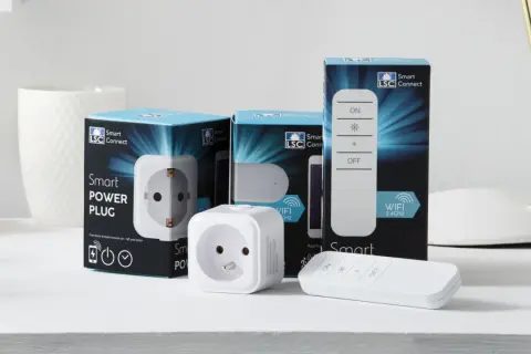 Zestaw LSC Smart Connect: wtyczka smart i pilot do zdalnego sterowania urządzeniami.