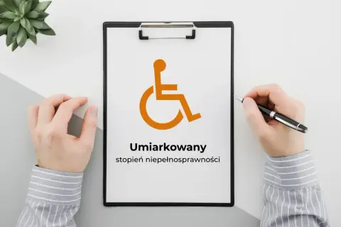 Na tablicy widnieje symbol osoby na wózku inwalidzkim i napis "Umiarkowany stopień niepełnosprawności". Informacja o pkp zniżki dla niepełnosprawnych stopień umiarkowany.