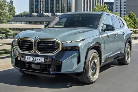 Szary BMW XM na drodze. Sprawdź aktualną bmw xm cena i dostępne konfiguracje.
