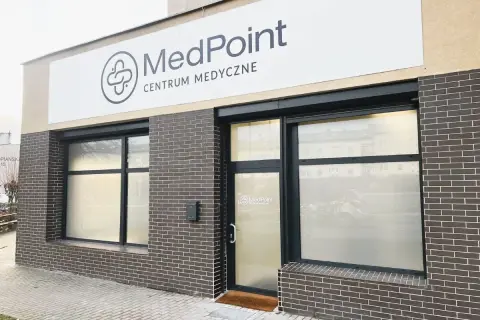 Elewacja centrum medycznego MedPoint w Szczecinie z logo i oknami.