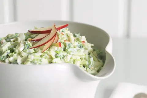 Krämig kålsallad med äpple, perfekt som sallad till julbordet.