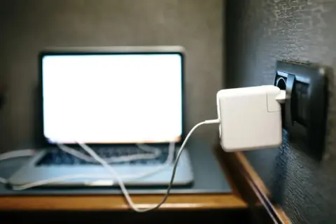 Ile prądu pobiera laptop? Zaskakujące fakty o zużyciu energii