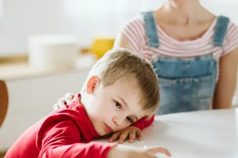 Smutny chłopiec z ADHD, czy to choroba psychiczna? Mama go pociesza.