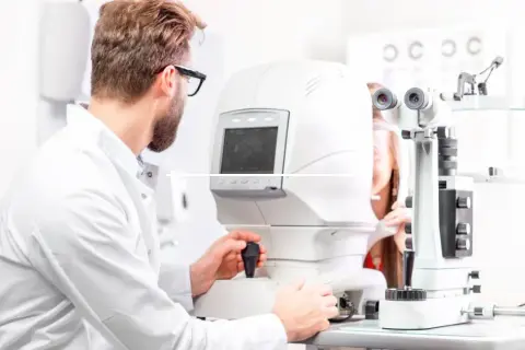 Okulista czy optometrysta? Kto lepiej dobierze Twoje okulary?