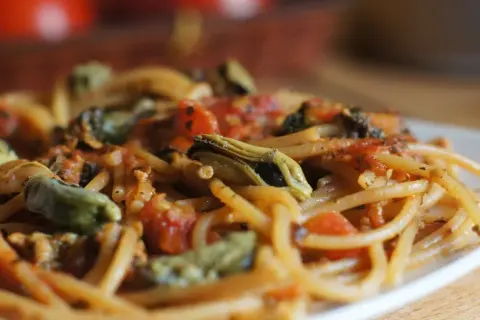 Prosty przepis na spaghetti z małżami, który zachwyci Twoje podniebienie