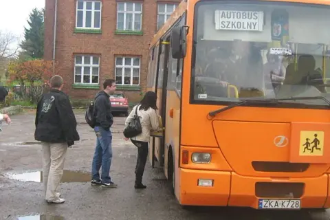 Gdzie może zatrzymać się autobus szkolny? Zasady i bezpieczeństwo zatrzymań