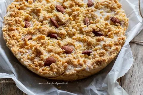 La sbrisolona ricetta perfetta: croccante e friabile, decorata con mandorle intere e zucchero.