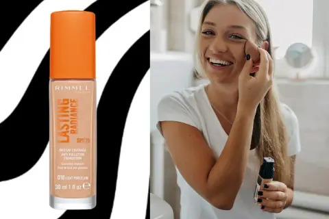 Uśmiechnięta blondynka aplikuje podkład Rimmel Lasting Radiance, który został wycofany.
