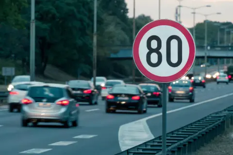 Autostrada co to? Poznaj kluczowe cechy i zasady ruchu drogowego